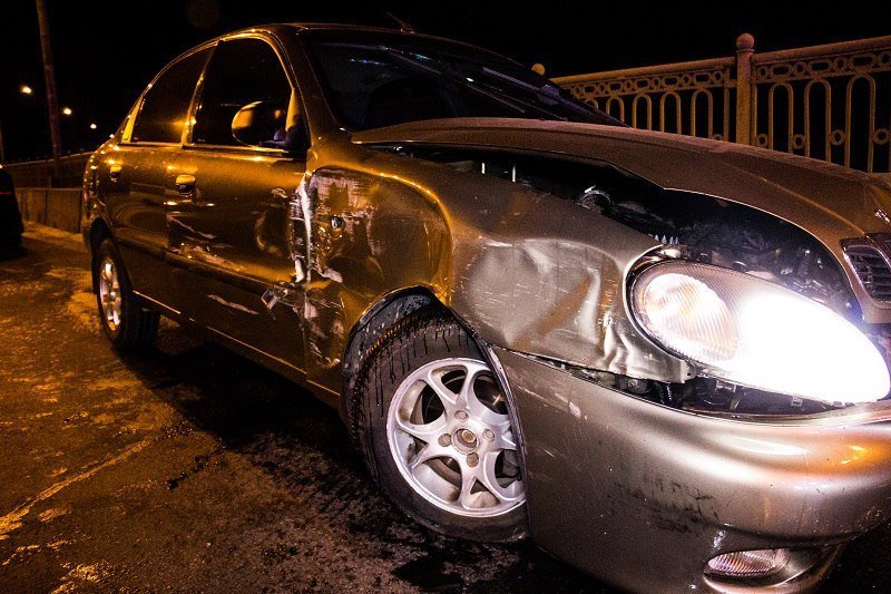 Ночное ДТП на Старом мосту: Daewoo Lanos врезался в Chevrolet, а после влетел в бетонное ограждение 4