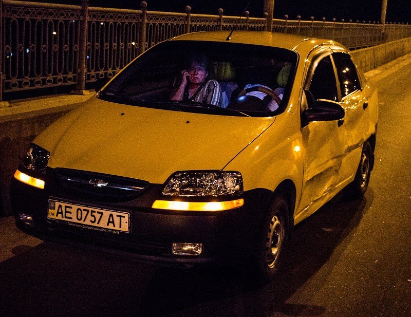 Ночное ДТП на Старом мосту: Daewoo Lanos врезался в Chevrolet, а после влетел в бетонное ограждение 5