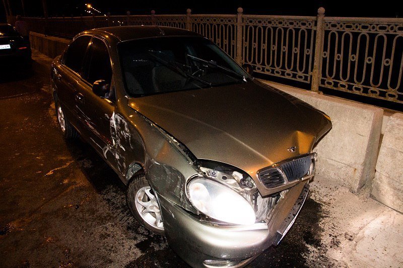 Ночное ДТП на Старом мосту: Daewoo Lanos врезался в Chevrolet, а после влетел в бетонное ограждение 6