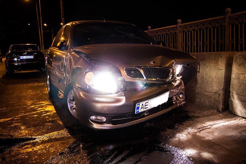 Ночное ДТП на Старом мосту: Daewoo Lanos врезался в Chevrolet, а после влетел в бетонное ограждение 7