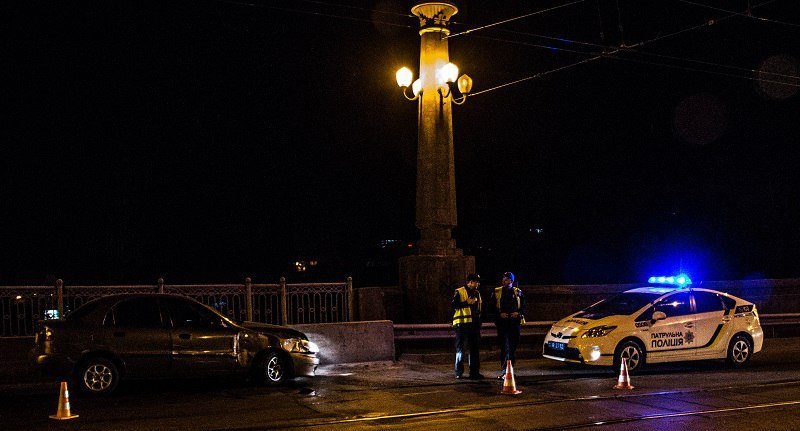 Ночное ДТП на Старом мосту: Daewoo Lanos врезался в Chevrolet, а после влетел в бетонное ограждение 8