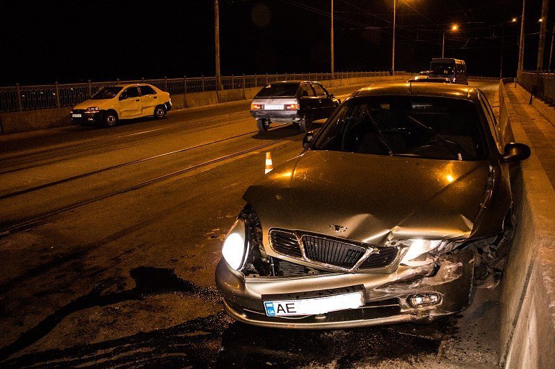 Ночное ДТП на Старом мосту: Daewoo Lanos врезался в Chevrolet, а после влетел в бетонное ограждение 9