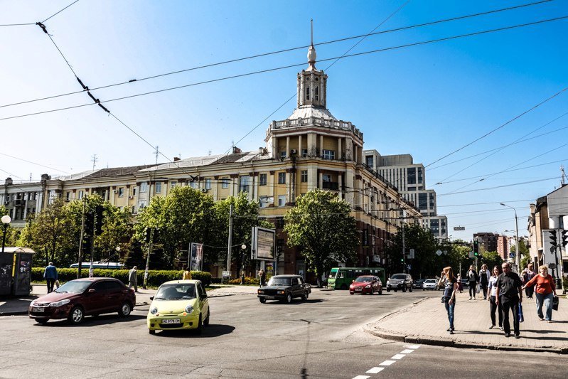 Было - стало: гостиница на проспекте Яворницкого 200 лет назад и сейчас 2