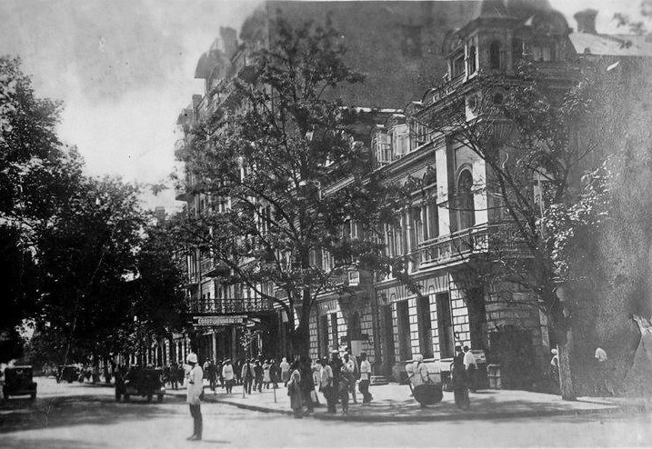 Было - стало: гостиница на проспекте Яворницкого 200 лет назад и сейчас 10