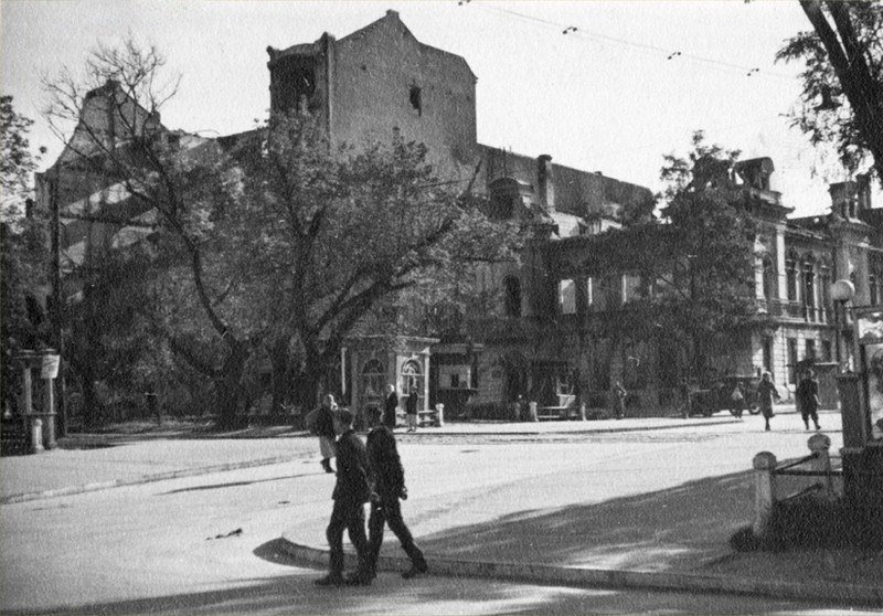 Было - стало: гостиница на проспекте Яворницкого 200 лет назад и сейчас 14