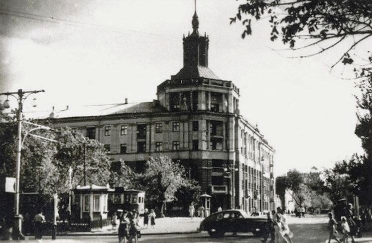 Было - стало: гостиница на проспекте Яворницкого 200 лет назад и сейчас 17