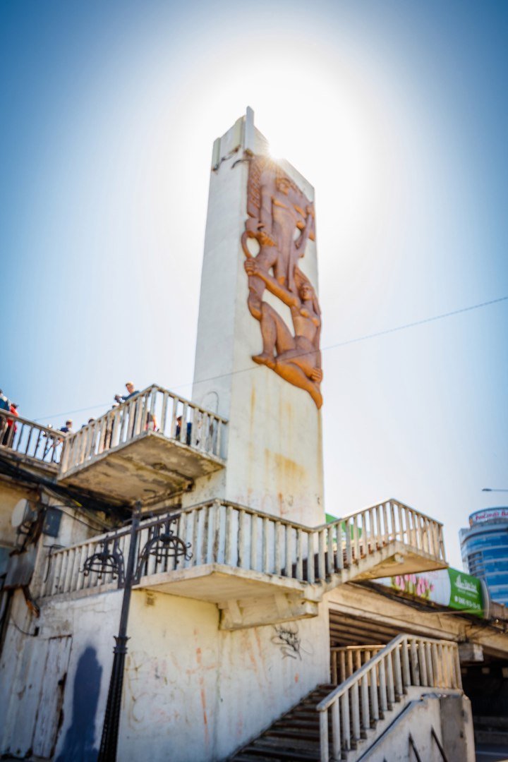 Борис Филатов отказался декоммунизировать "сиськи" на Новом мосту 1