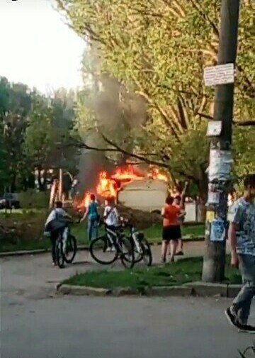 Пожар на Западном: микроавтобус Ford сгорел дотла 1