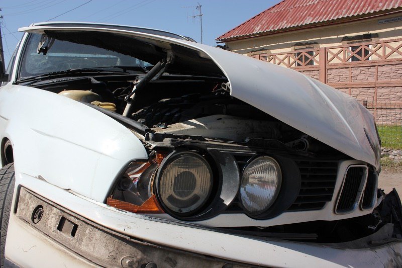 ДТП на Байкальской: девушка на BMW залетела под колеса грузовика МАЗ 3