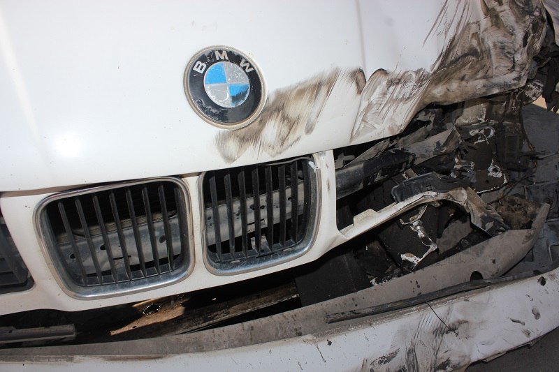 ДТП на Байкальской: девушка на BMW залетела под колеса грузовика МАЗ 7