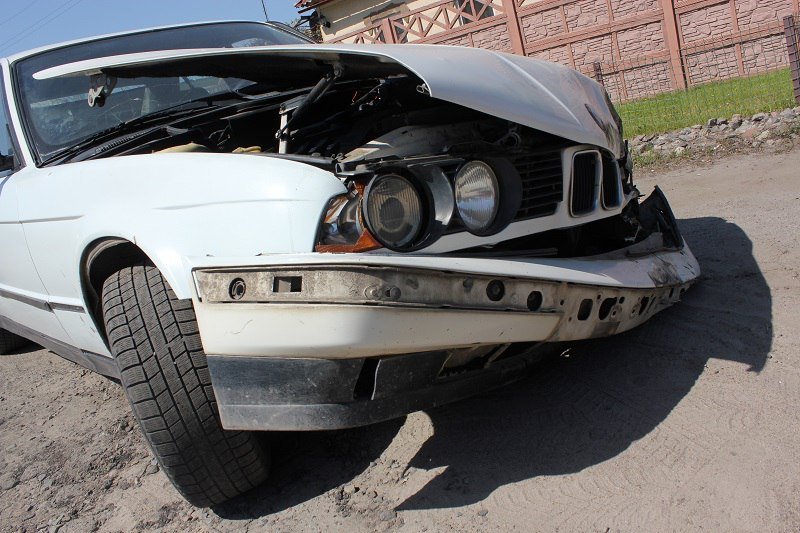 ДТП на Байкальской: девушка на BMW залетела под колеса грузовика МАЗ 13