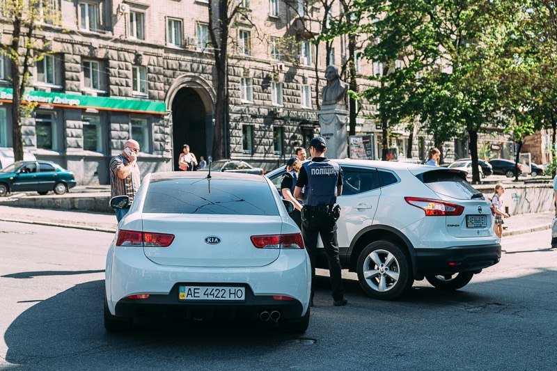 ДТП на Яворницкого: девушки на Nissan и KIA не поделили дорогу 1