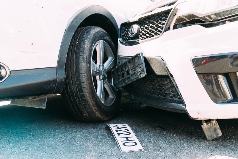 ДТП на Яворницкого: девушки на Nissan и KIA не поделили дорогу 2