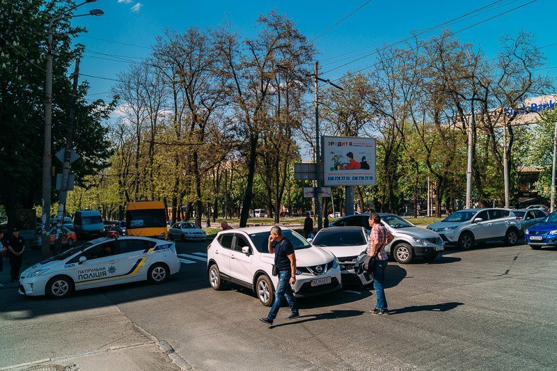 ДТП на Яворницкого: девушки на Nissan и KIA не поделили дорогу 3