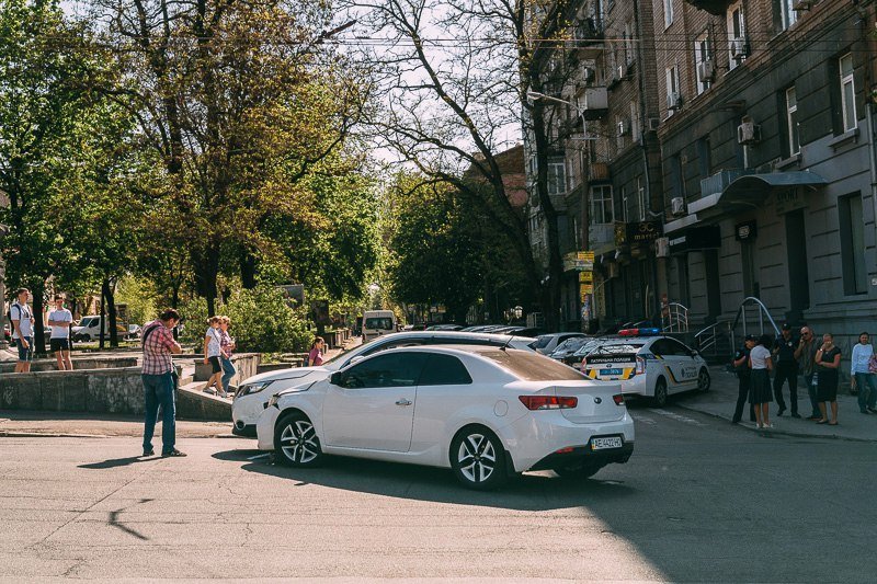 ДТП на Яворницкого: девушки на Nissan и KIA не поделили дорогу 5
