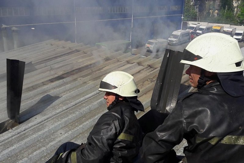 Пожар в ремонтном боксе Днепра: сгорел Mercedes 3