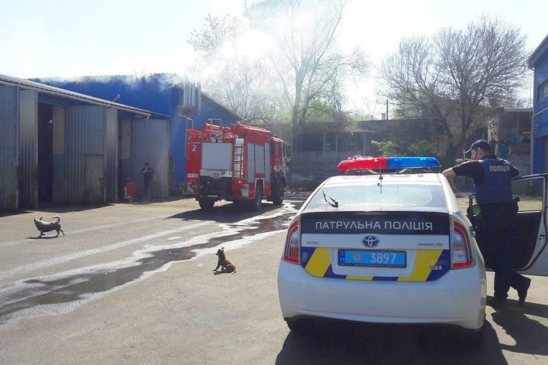 Пожар в ремонтном боксе Днепра: сгорел Mercedes 4