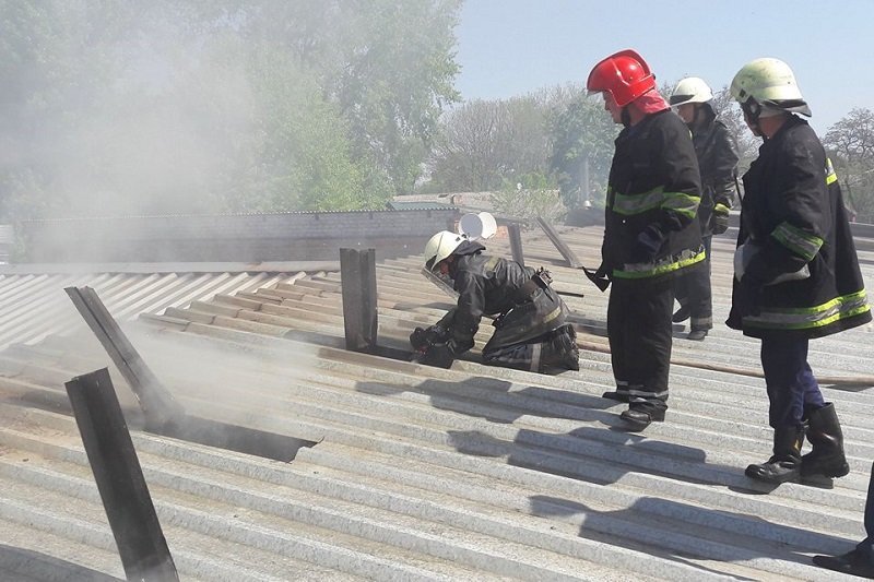 Пожар в ремонтном боксе Днепра: сгорел Mercedes 5