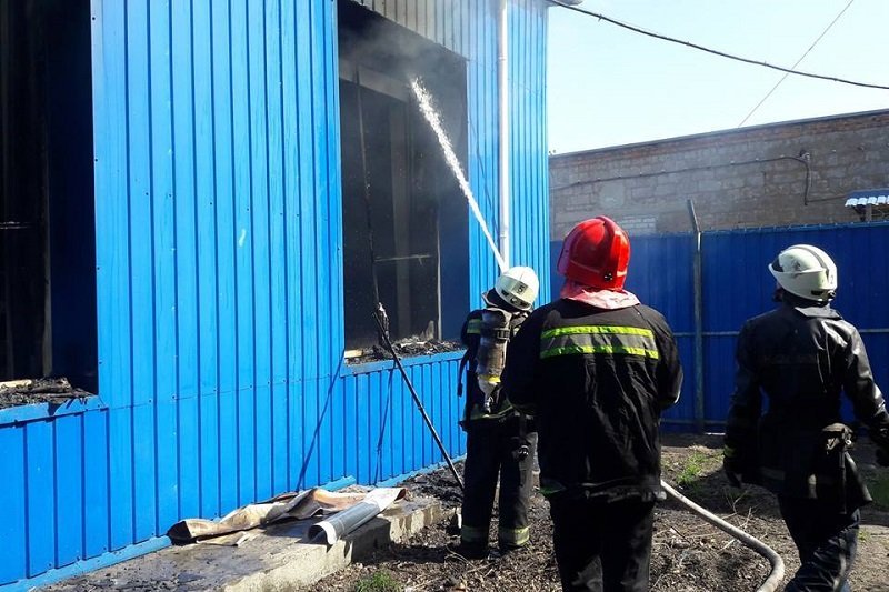 Пожар в ремонтном боксе Днепра: сгорел Mercedes 6