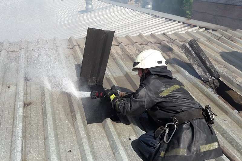 Пожар в ремонтном боксе Днепра: сгорел Mercedes 7