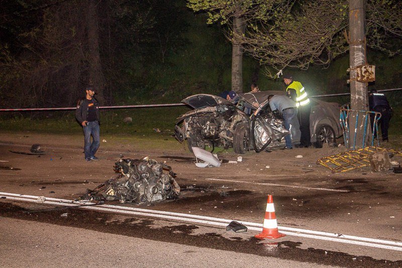 Жуткая авария на Набережной: у Audi от удара вылетел двигатель 1