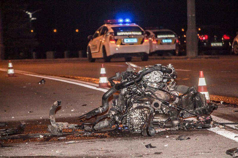 Жуткая авария на Набережной: у Audi от удара вылетел двигатель 2