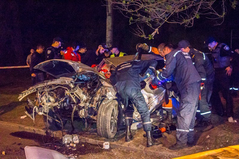 Жуткая авария на Набережной: у Audi от удара вылетел двигатель 3