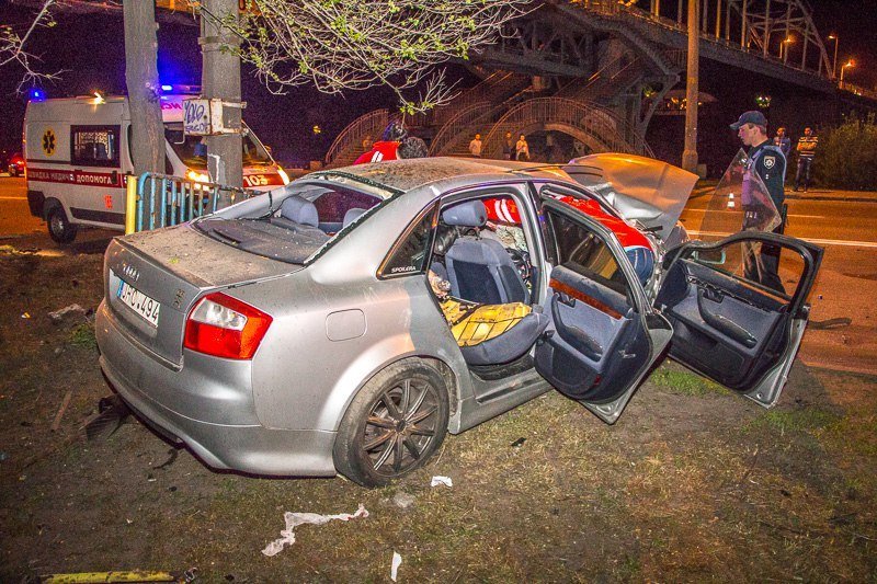 Жуткая авария на Набережной: у Audi от удара вылетел двигатель 5