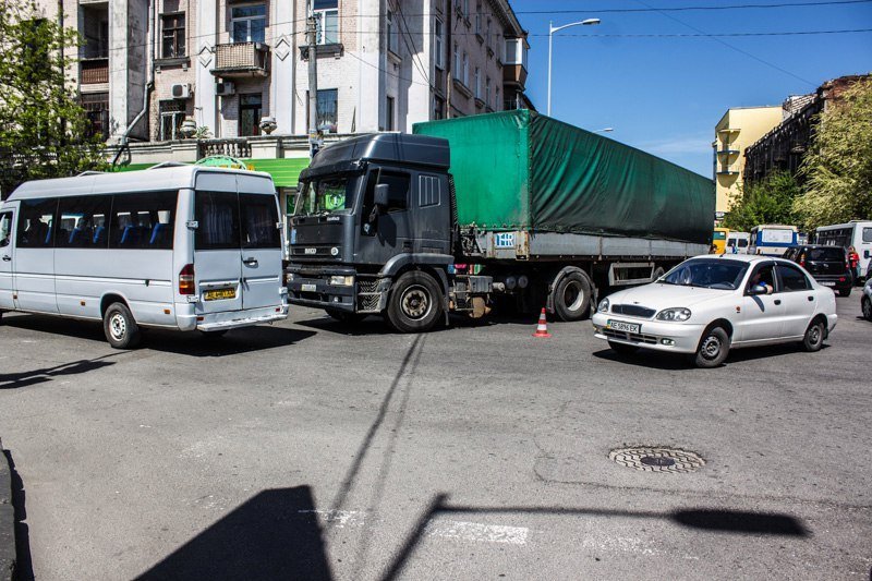 ДТП на Харьковской: Фура зацепила BMW 7