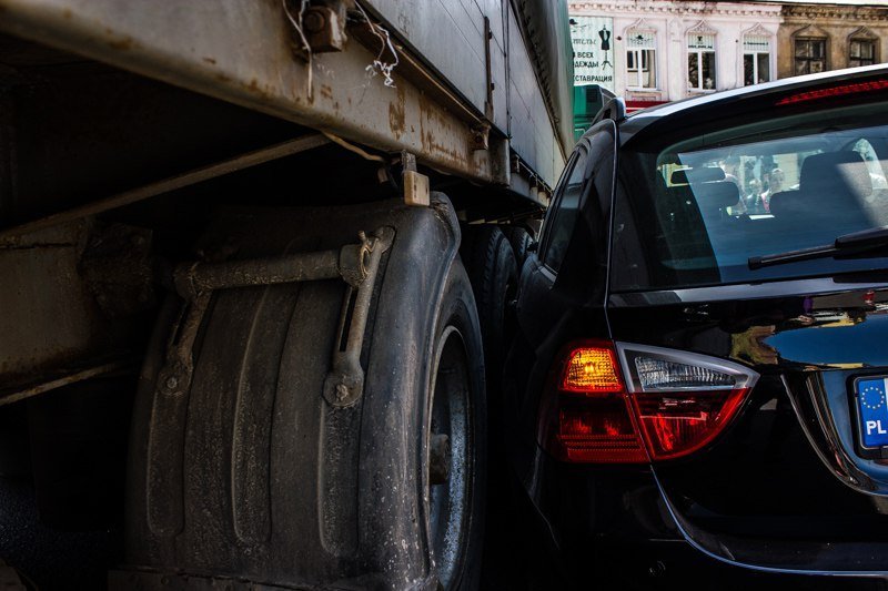 ДТП на Харьковской: Фура зацепила BMW 8