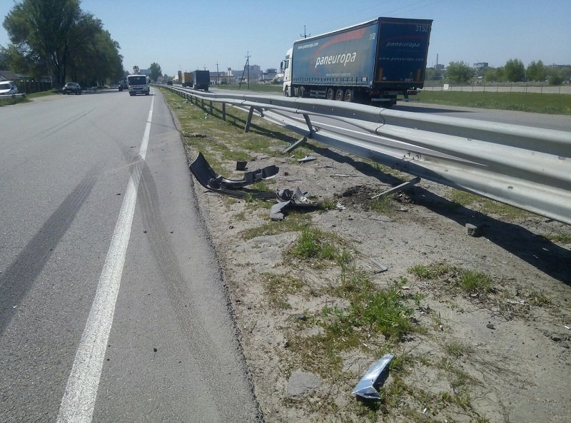 ДТП на Донецком шоссе: пьяный водитель Renault въехал в отбойник 1