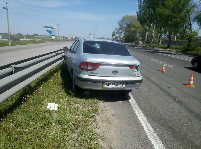 ДТП на Донецком шоссе: пьяный водитель Renault въехал в отбойник 2