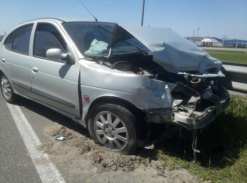 ДТП на Донецком шоссе: пьяный водитель Renault въехал в отбойник 3