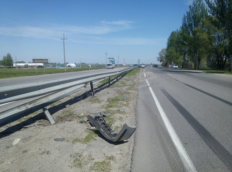 ДТП на Донецком шоссе: пьяный водитель Renault въехал в отбойник 4