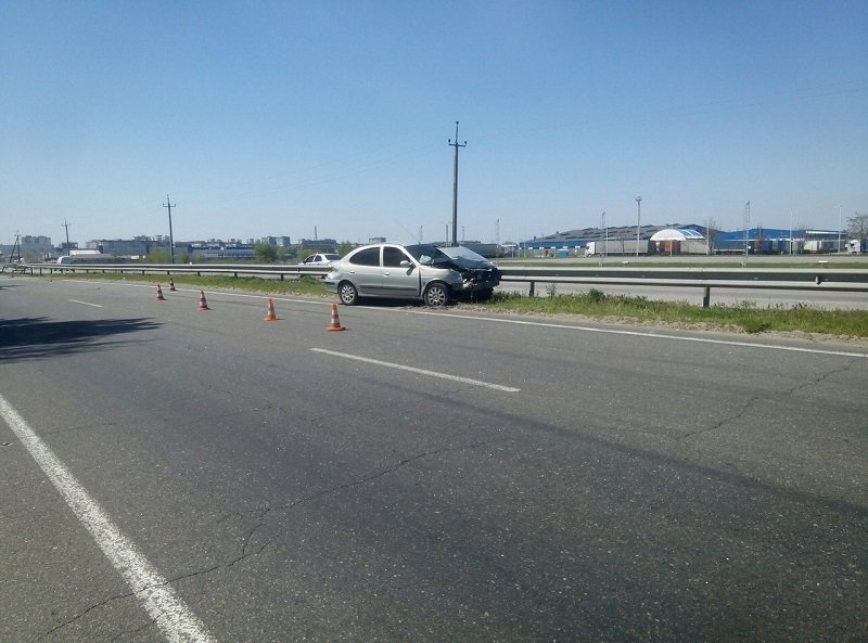 ДТП на Донецком шоссе: пьяный водитель Renault въехал в отбойник 6