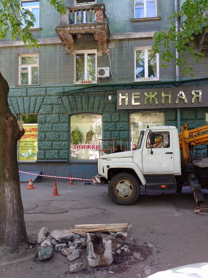 Трэш в центре Днепра: ночью обвалился балкон жилого дома 1