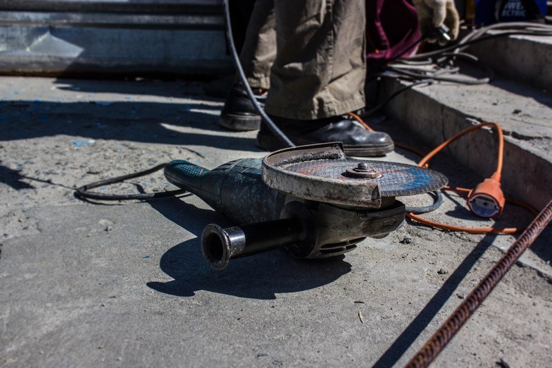 Павший воин снова в строю: на бульваре Кучеревского ставят на место заваленный забор 1
