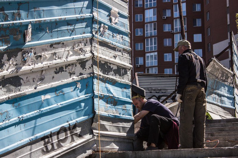 Павший воин снова в строю: на бульваре Кучеревского ставят на место заваленный забор 2