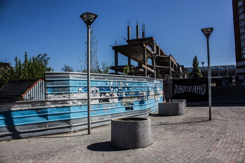 Павший воин снова в строю: на бульваре Кучеревского ставят на место заваленный забор 4