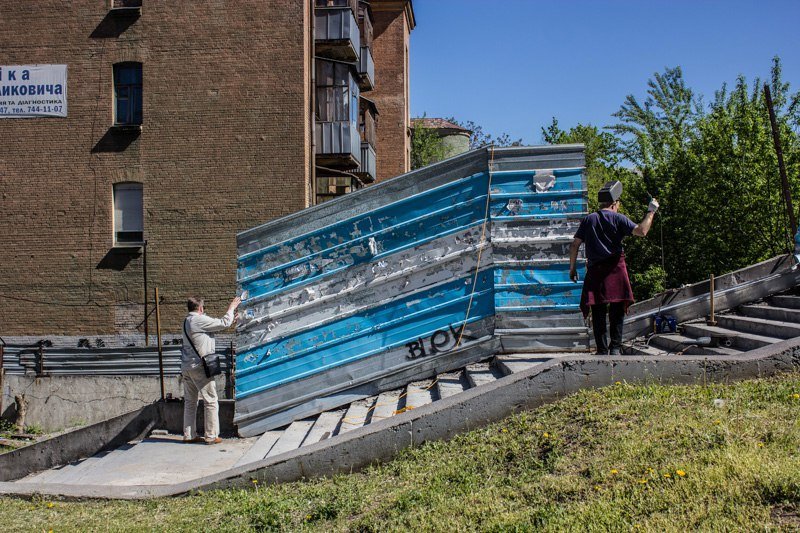 Павший воин снова в строю: на бульваре Кучеревского ставят на место заваленный забор 5