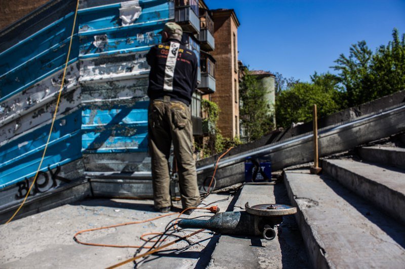 Павший воин снова в строю: на бульваре Кучеревского ставят на место заваленный забор 7