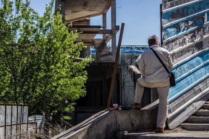 Павший воин снова в строю: на бульваре Кучеревского ставят на место заваленный забор 8