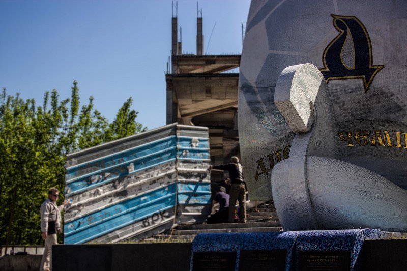 Павший воин снова в строю: на бульваре Кучеревского ставят на место заваленный забор 9