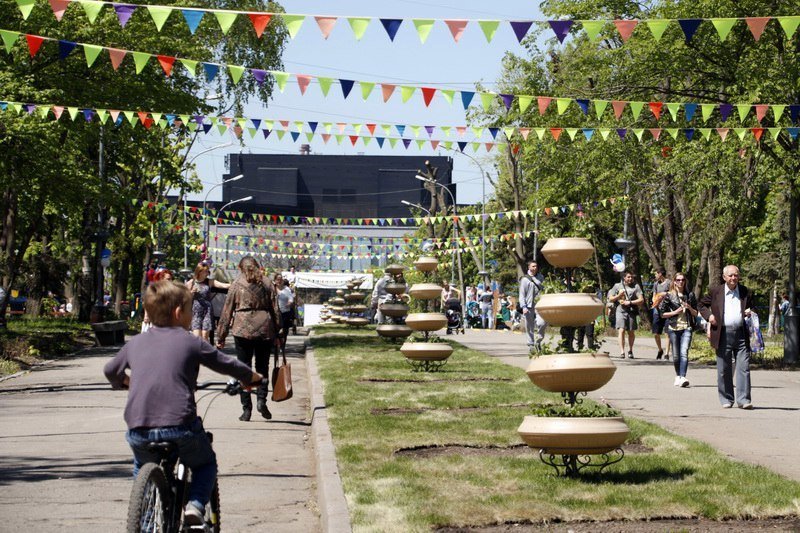 Мимы, конкурсы и музыка: в двух парках Днепра открыли летний сезон 4