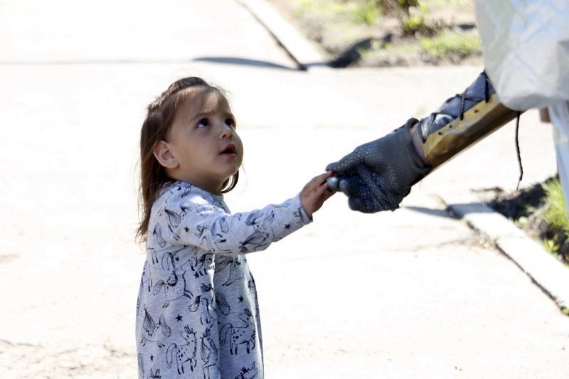 Мимы, конкурсы и музыка: в двух парках Днепра открыли летний сезон 7