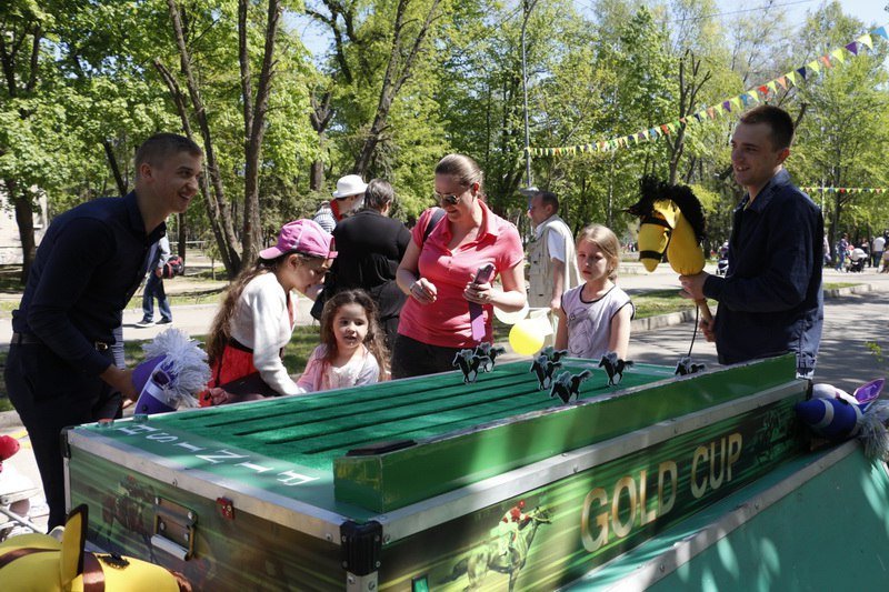 Мимы, конкурсы и музыка: в двух парках Днепра открыли летний сезон 8