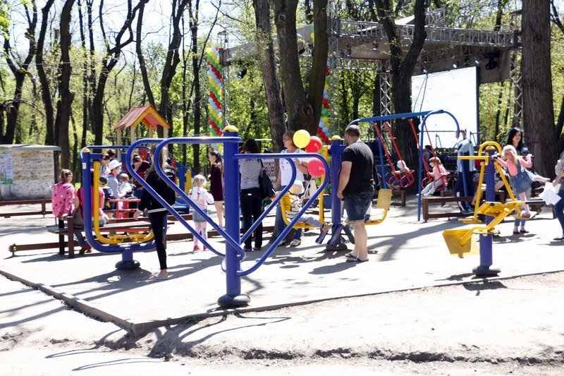 Мимы, конкурсы и музыка: в двух парках Днепра открыли летний сезон 9