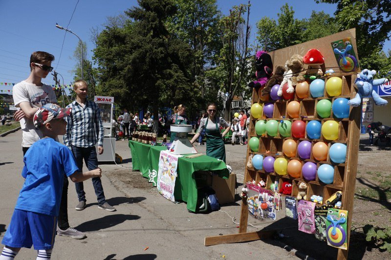 Мимы, конкурсы и музыка: в двух парках Днепра открыли летний сезон 10