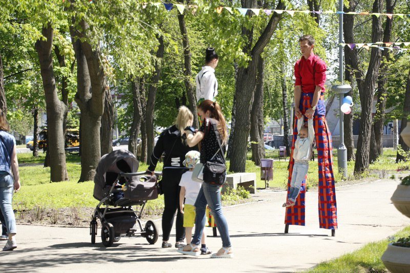 Мимы, конкурсы и музыка: в двух парках Днепра открыли летний сезон 11