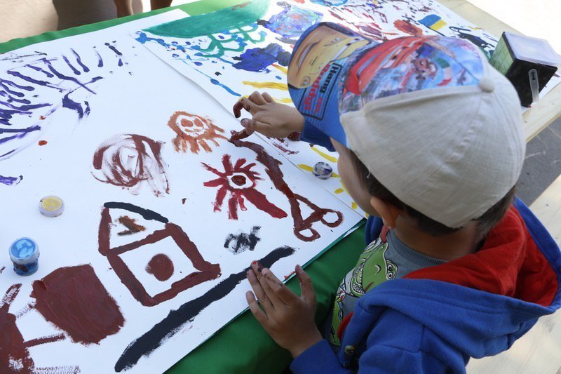 Мимы, конкурсы и музыка: в двух парках Днепра открыли летний сезон 12